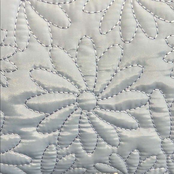 Betsey Johnson Sky Blue Daisy Quilted Cosmetic Bag 🩵 💄 - Picture 4 of 10